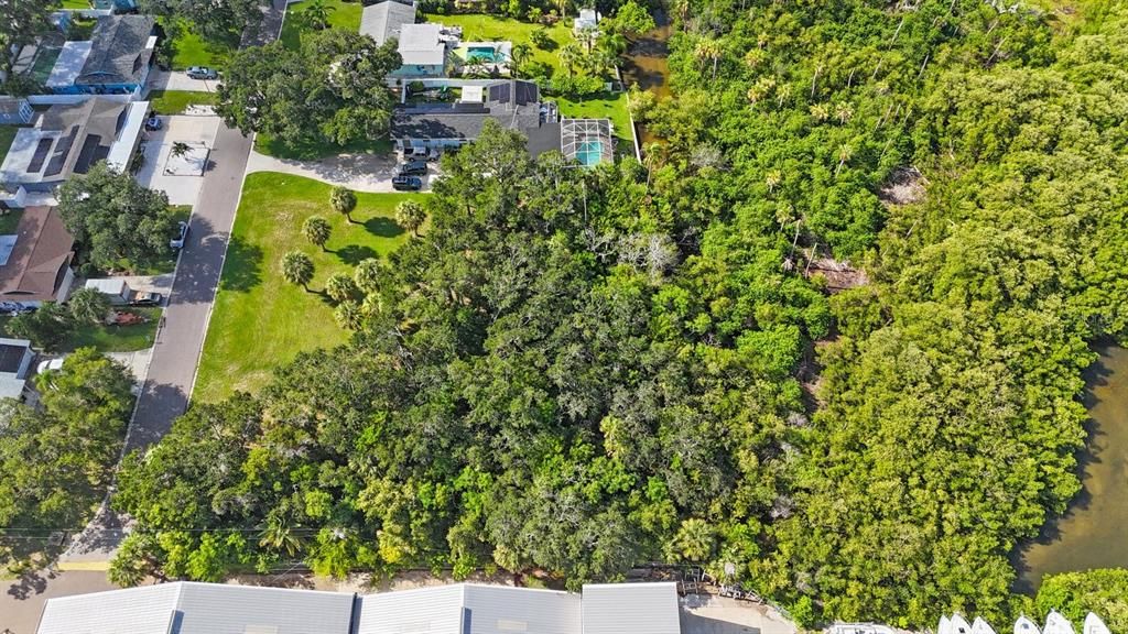 待售: $799,000 (0.83 acres)