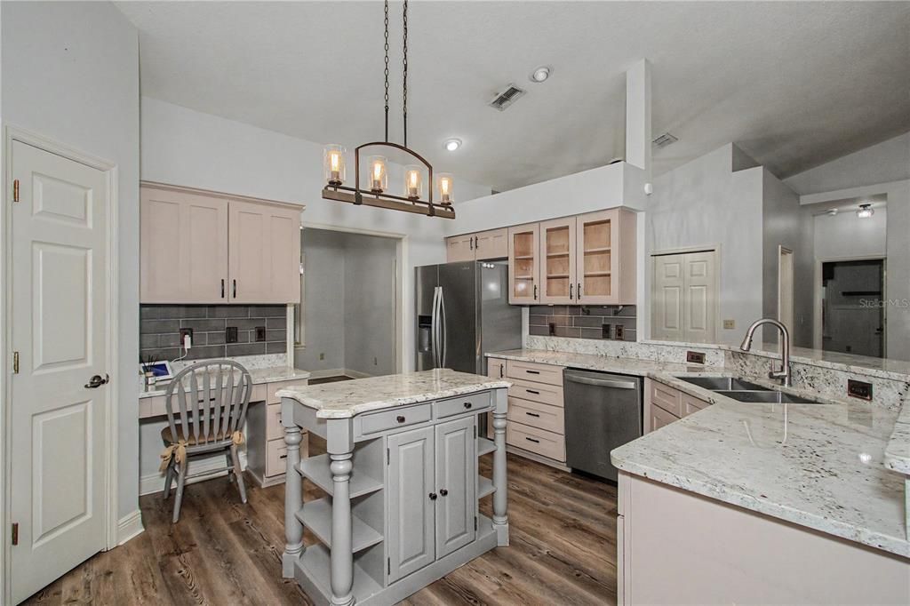 En Venta: $499,900 (3 camas, 2 baños, 2323 Pies cuadrados)