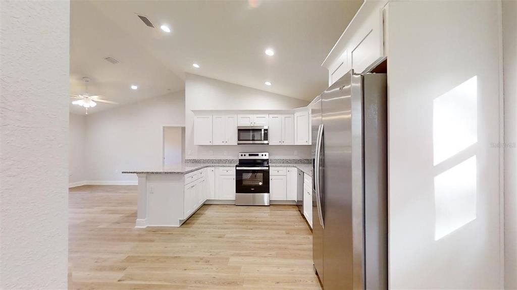На продажу: $209,995 (3 спален, 2 ванн, 1003 Квадратных фут)