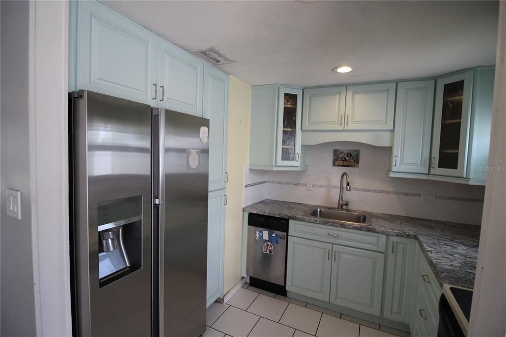 На продажу: $350,000 (3 спален, 2 ванн, 1228 Квадратных фут)