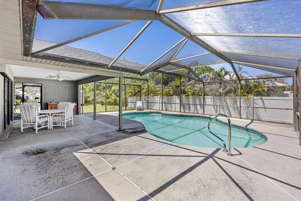Active With Contract: $390,000 (3 beds, 2 baths, 1965 Square Feet)