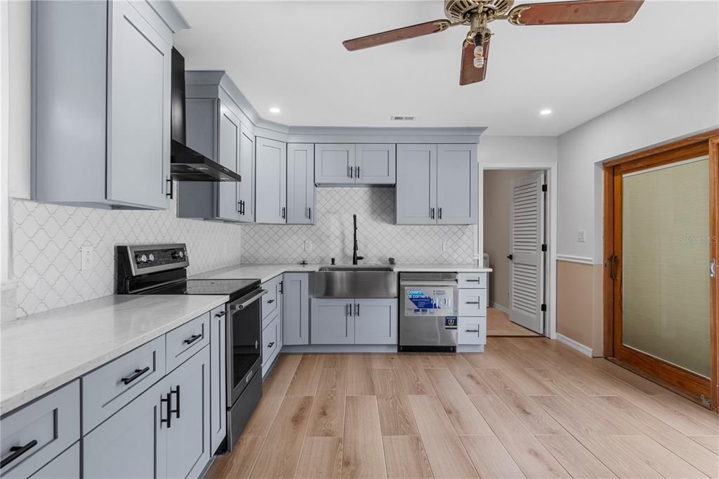 For Sale: $800,000 (5 beds, 3 baths, 3349 Square Feet)