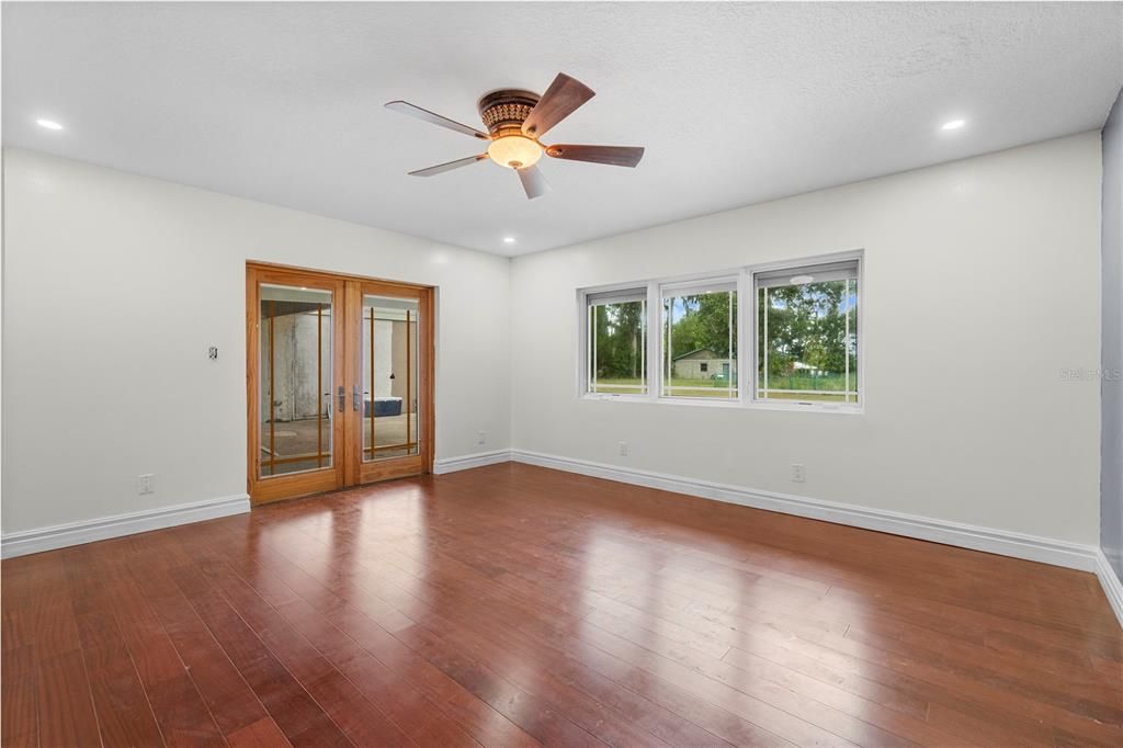 For Sale: $800,000 (5 beds, 3 baths, 3349 Square Feet)