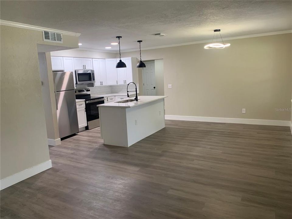 En Venta: $379,000 (4 camas, 2 baños, 1300 Pies cuadrados)