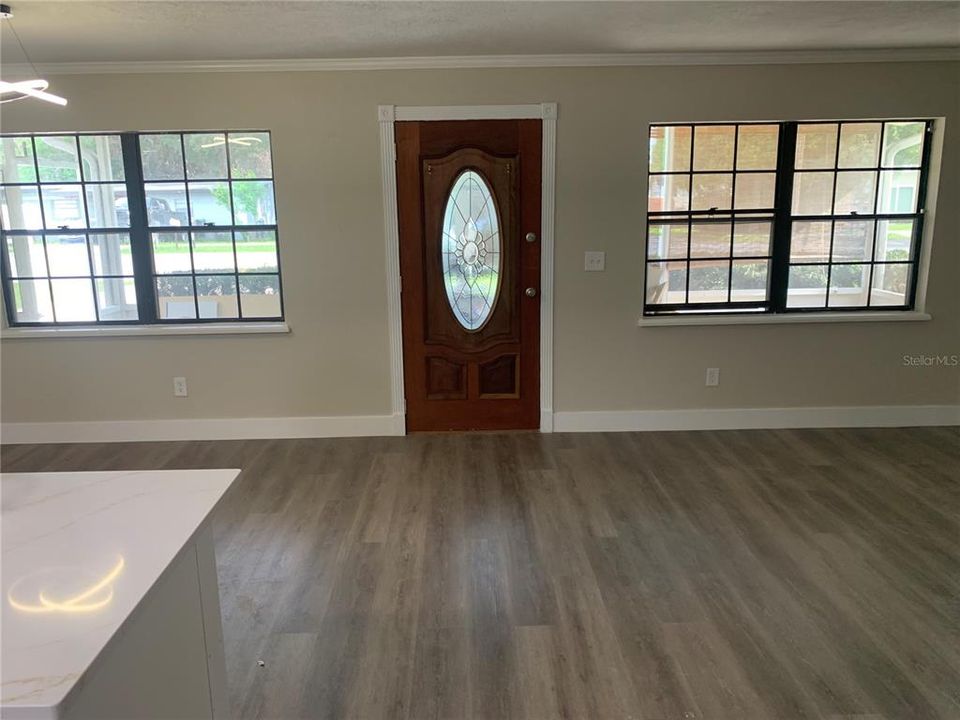 En Venta: $379,000 (4 camas, 2 baños, 1300 Pies cuadrados)