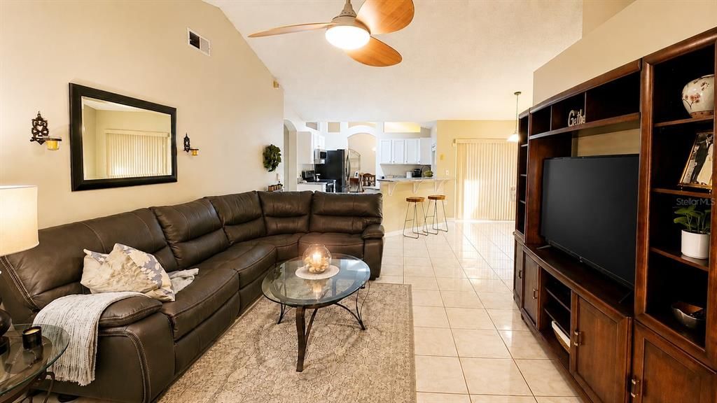 Activo con contrato: $334,900 (3 camas, 2 baños, 1720 Pies cuadrados)
