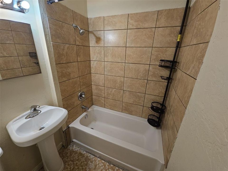En Venta: $289,000 (6 camas, 0 baños, 2104 Pies cuadrados)