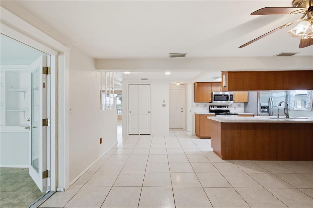 For Sale: $299,900 (2 beds, 2 baths, 1480 Square Feet)
