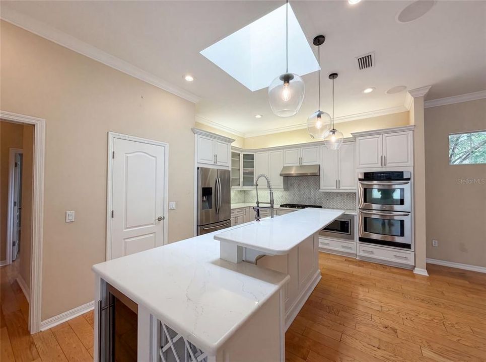 En Venta: $690,000 (4 camas, 3 baños, 3003 Pies cuadrados)