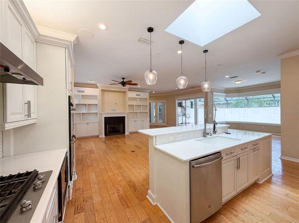 En Venta: $690,000 (4 camas, 3 baños, 3003 Pies cuadrados)