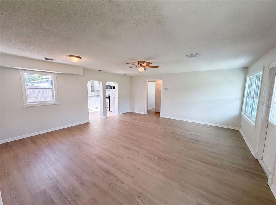 For Sale: $221,000 (3 beds, 1 baths, 1090 Square Feet)