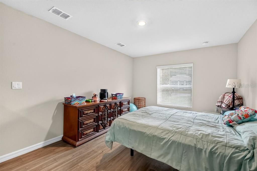 En Venta: $339,000 (4 camas, 2 baños, 1617 Pies cuadrados)