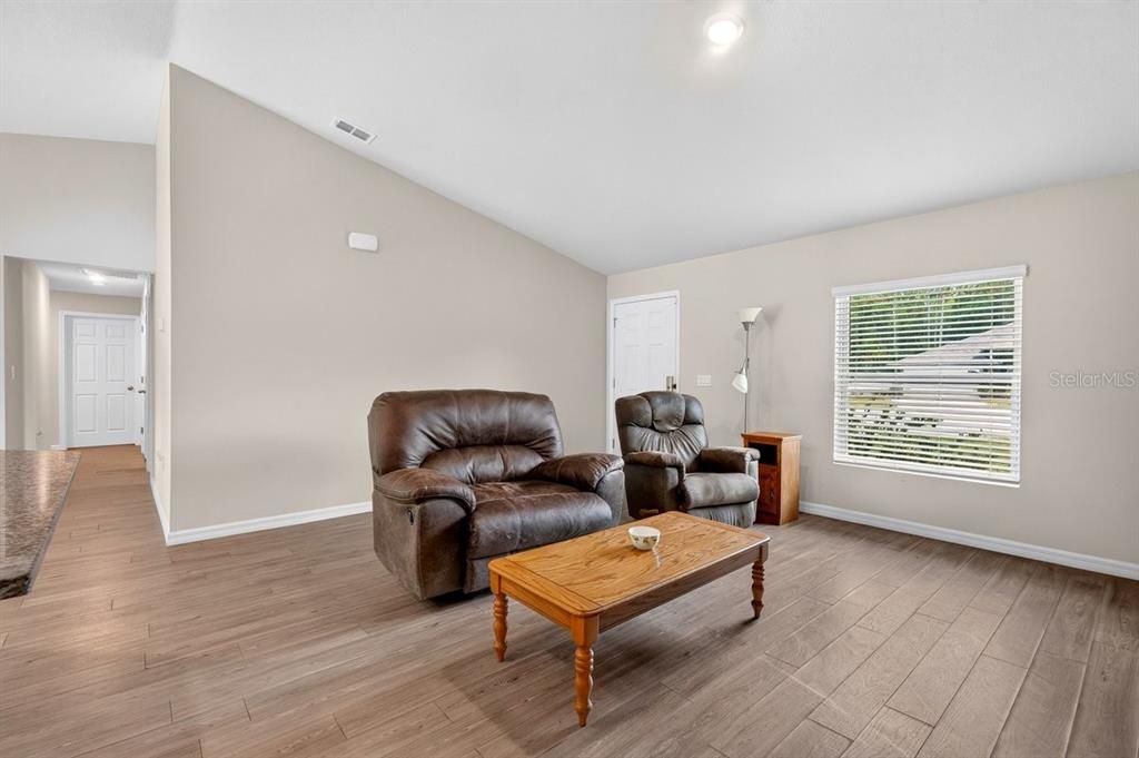 En Venta: $339,000 (4 camas, 2 baños, 1617 Pies cuadrados)