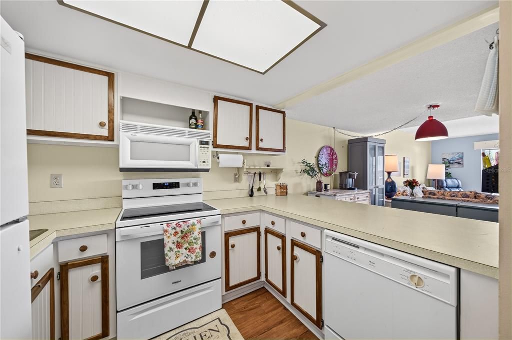 For Sale: $184,900 (1 beds, 1 baths, 585 Square Feet)
