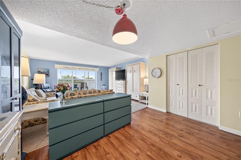 For Sale: $184,900 (1 beds, 1 baths, 585 Square Feet)