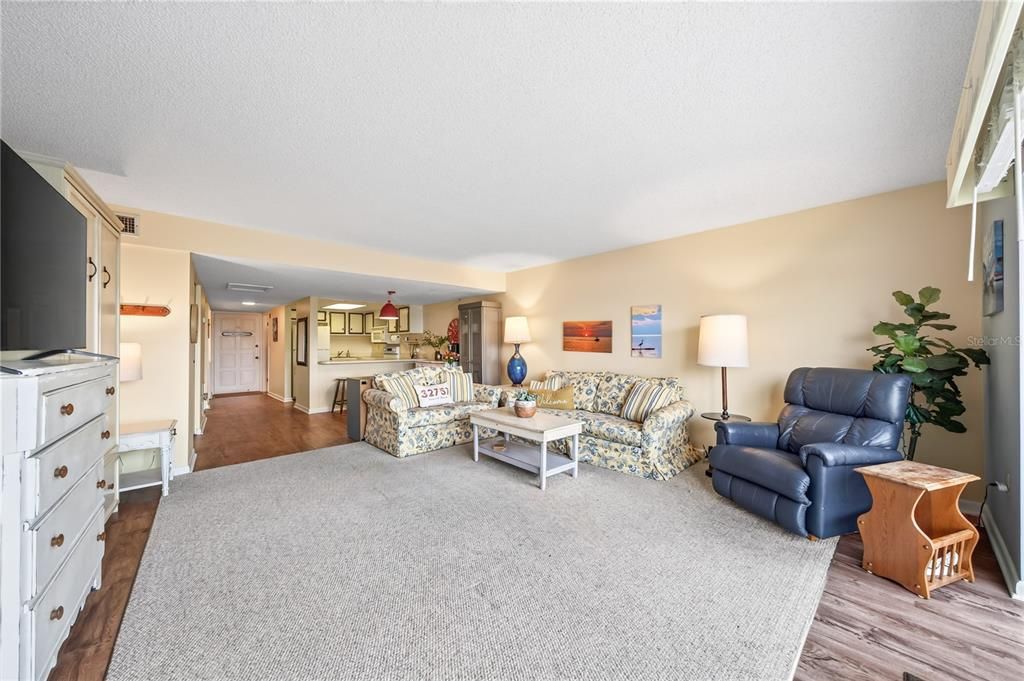 For Sale: $184,900 (1 beds, 1 baths, 585 Square Feet)