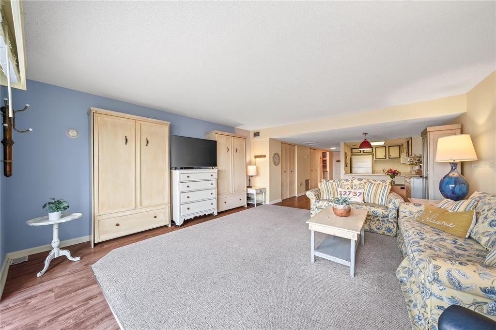 For Sale: $184,900 (1 beds, 1 baths, 585 Square Feet)