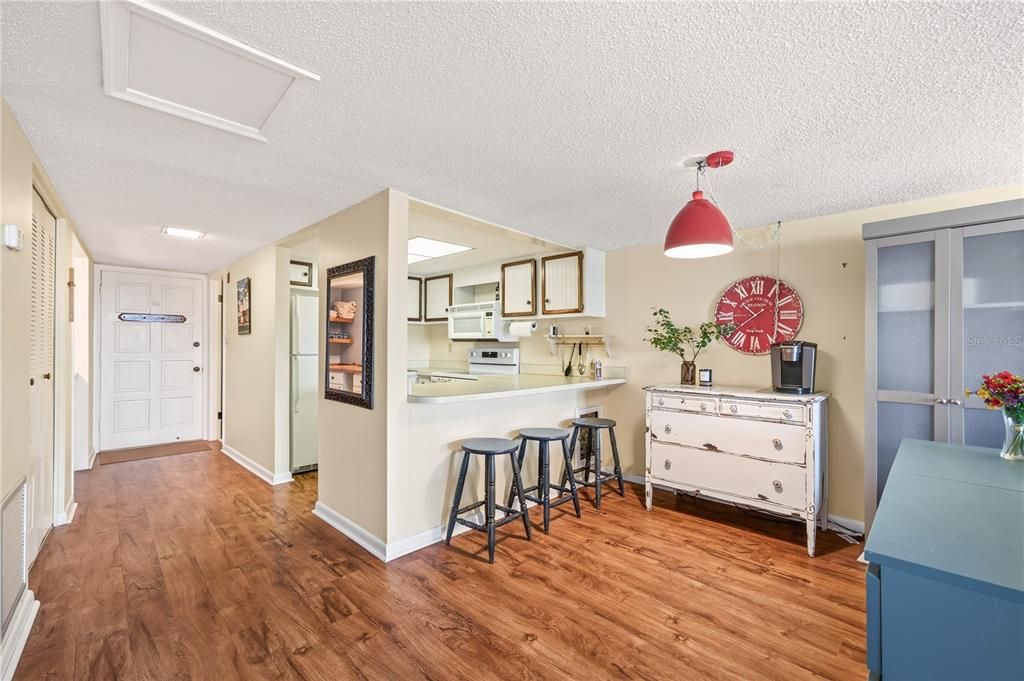 For Sale: $184,900 (1 beds, 1 baths, 585 Square Feet)