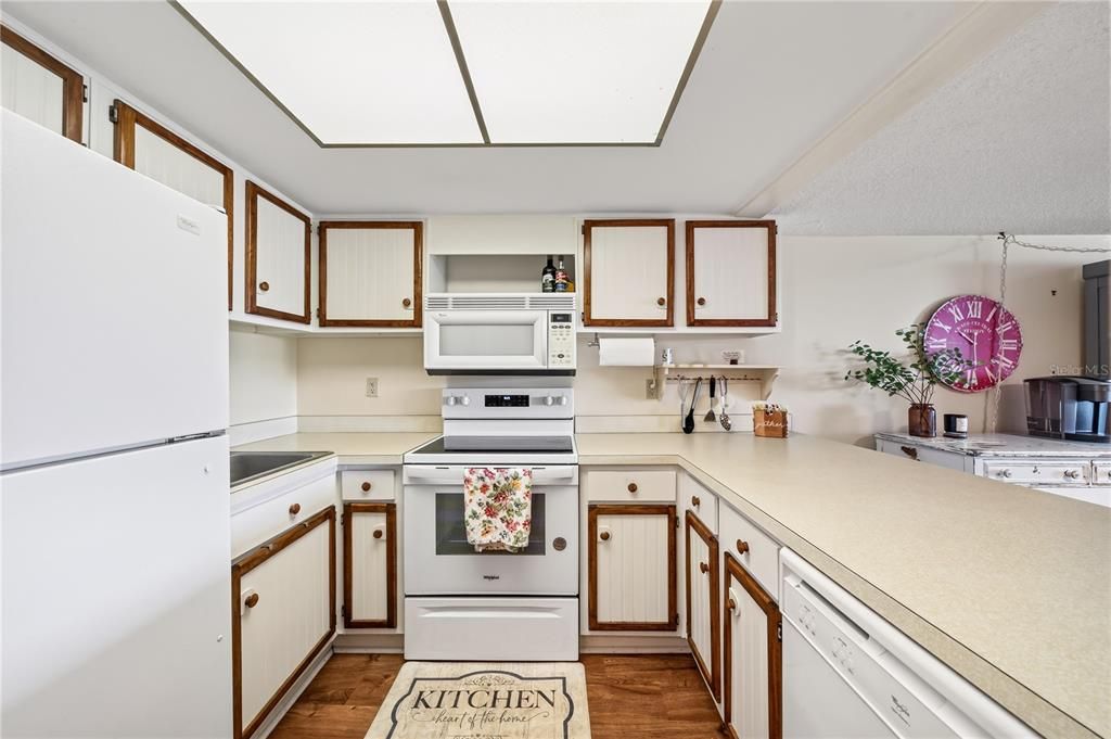 For Sale: $184,900 (1 beds, 1 baths, 585 Square Feet)