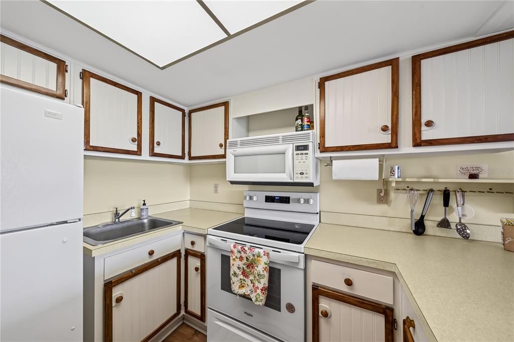 For Sale: $184,900 (1 beds, 1 baths, 585 Square Feet)