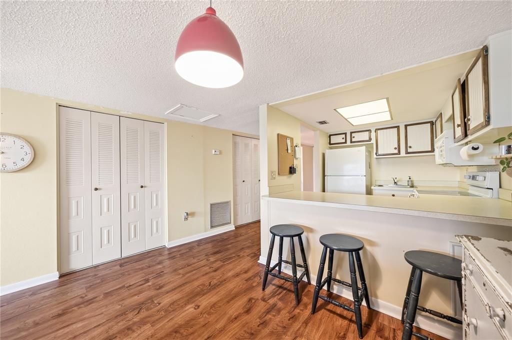 For Sale: $184,900 (1 beds, 1 baths, 585 Square Feet)