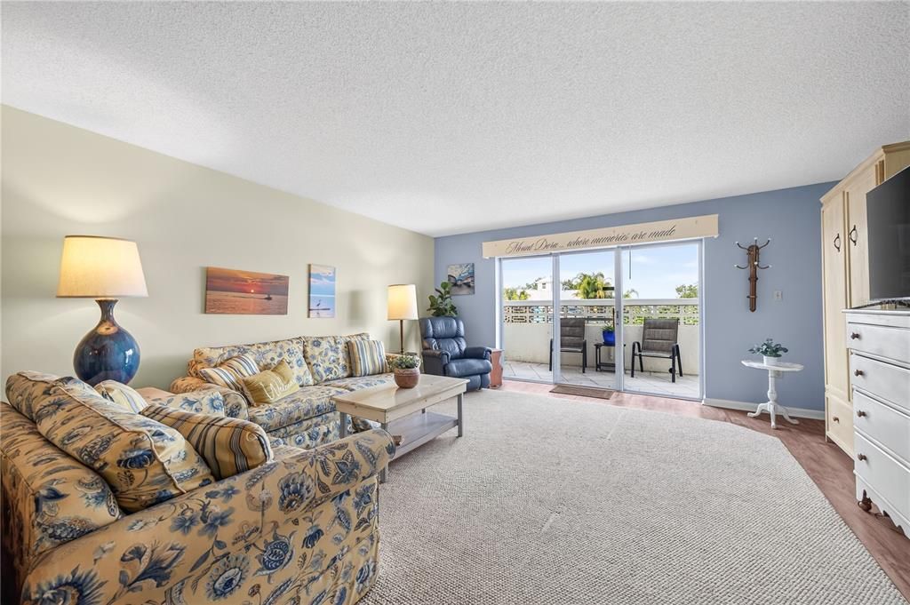 For Sale: $184,900 (1 beds, 1 baths, 585 Square Feet)