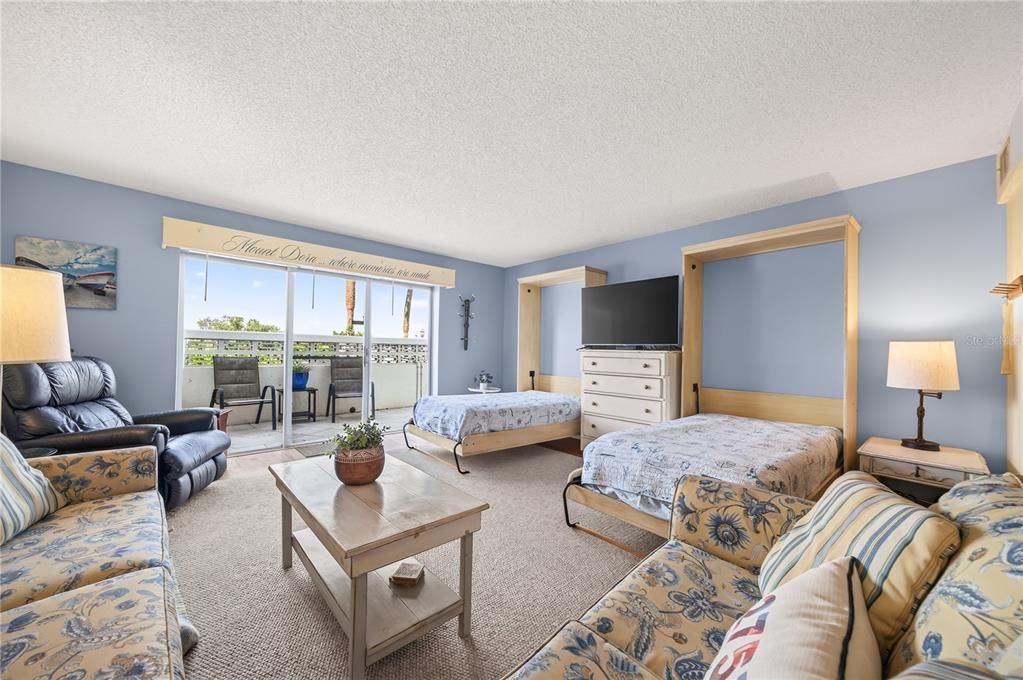 For Sale: $184,900 (1 beds, 1 baths, 585 Square Feet)
