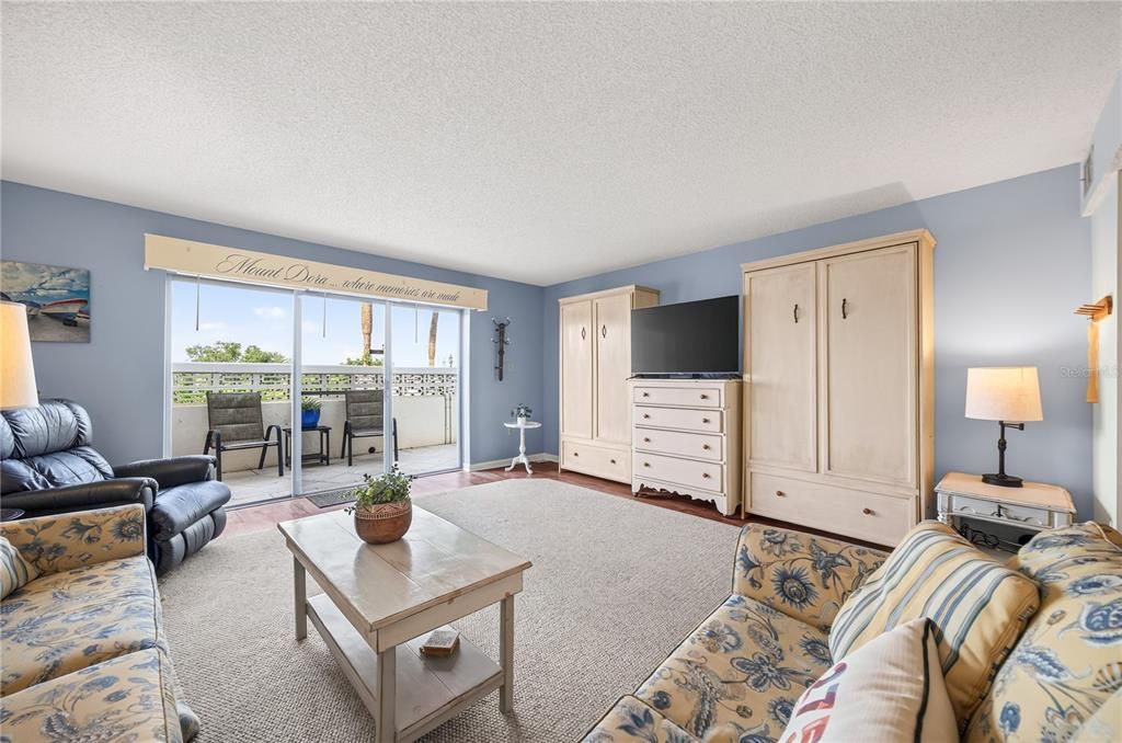 For Sale: $184,900 (1 beds, 1 baths, 585 Square Feet)