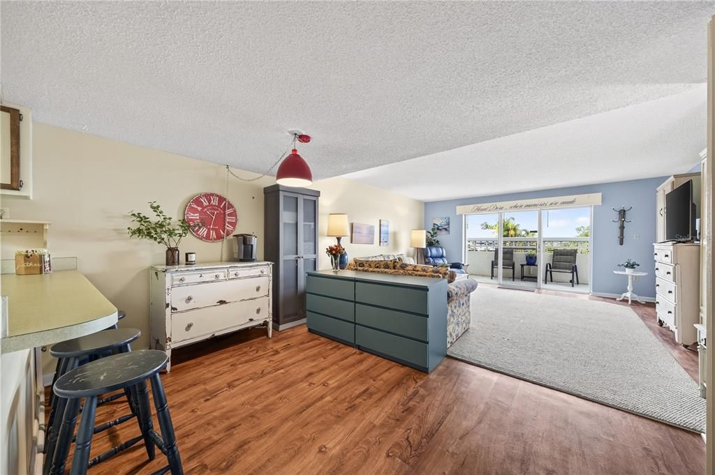 For Sale: $184,900 (1 beds, 1 baths, 585 Square Feet)
