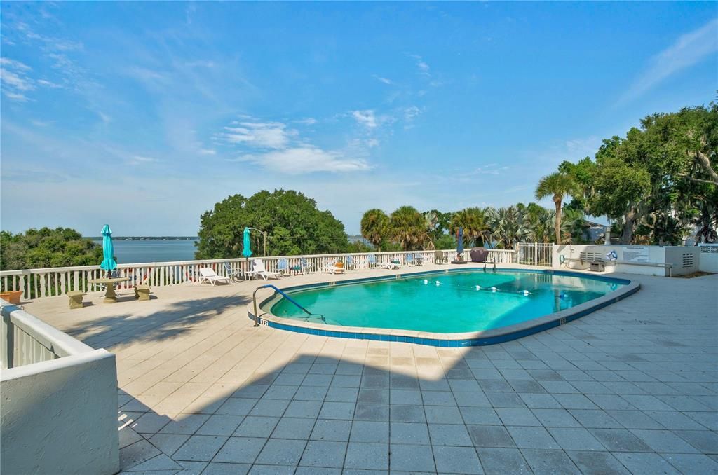 For Sale: $184,900 (1 beds, 1 baths, 585 Square Feet)