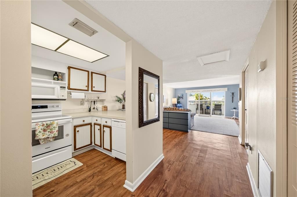 For Sale: $184,900 (1 beds, 1 baths, 585 Square Feet)