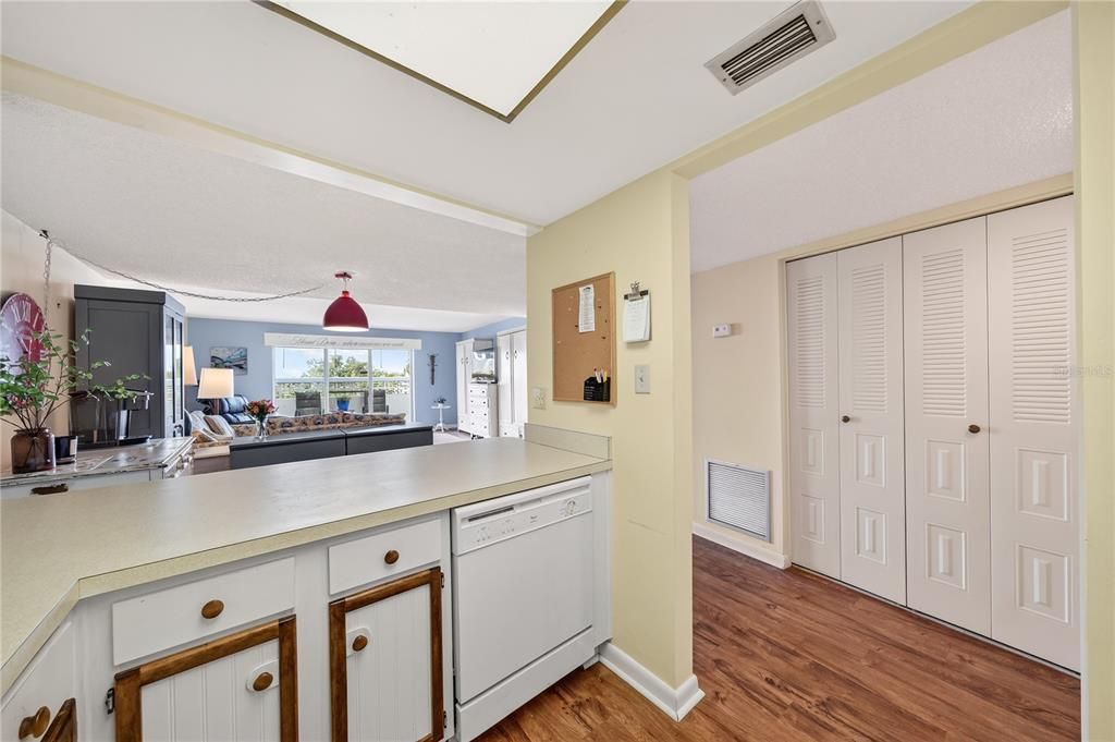 For Sale: $184,900 (1 beds, 1 baths, 585 Square Feet)