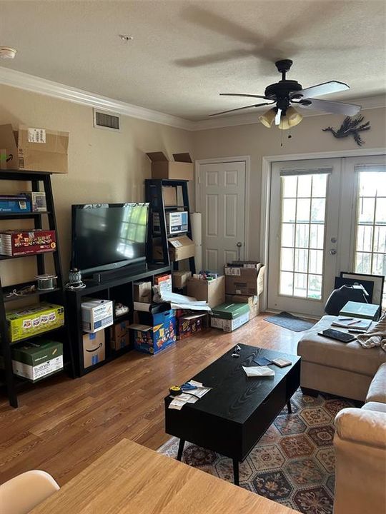 For Rent: $1,550 (1 beds, 1 baths, 744 Square Feet)