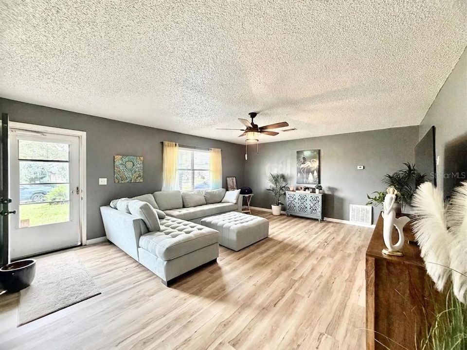 For Sale: $230,000 (2 beds, 2 baths, 1008 Square Feet)