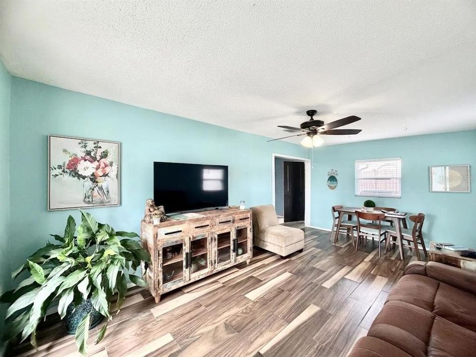 For Sale: $230,000 (2 beds, 2 baths, 1008 Square Feet)