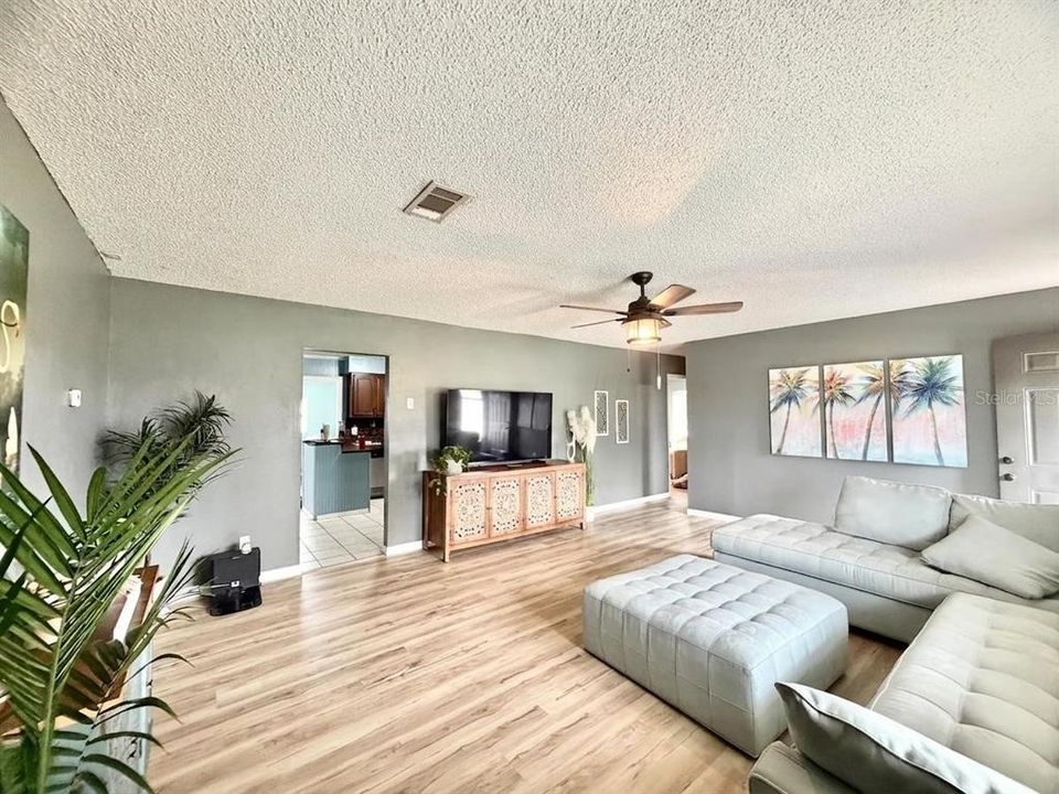 For Sale: $230,000 (2 beds, 2 baths, 1008 Square Feet)