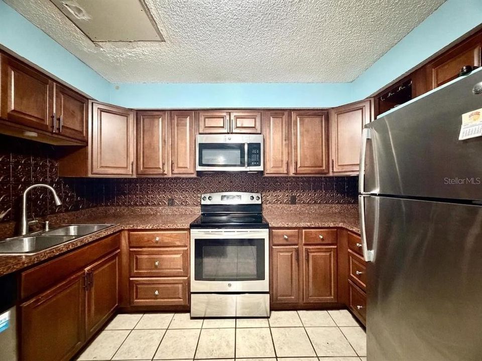 For Sale: $230,000 (2 beds, 2 baths, 1008 Square Feet)