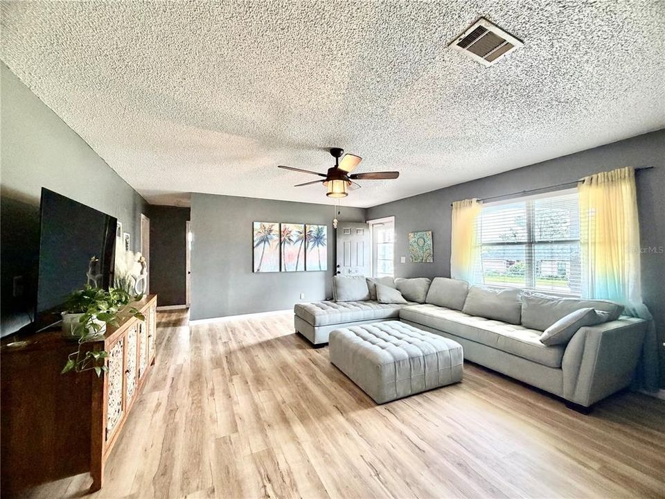 For Sale: $230,000 (2 beds, 2 baths, 1008 Square Feet)