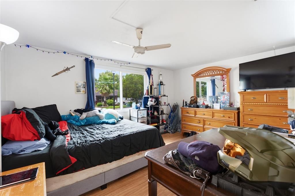 For Sale: $219,990 (2 beds, 1 baths, 1050 Square Feet)
