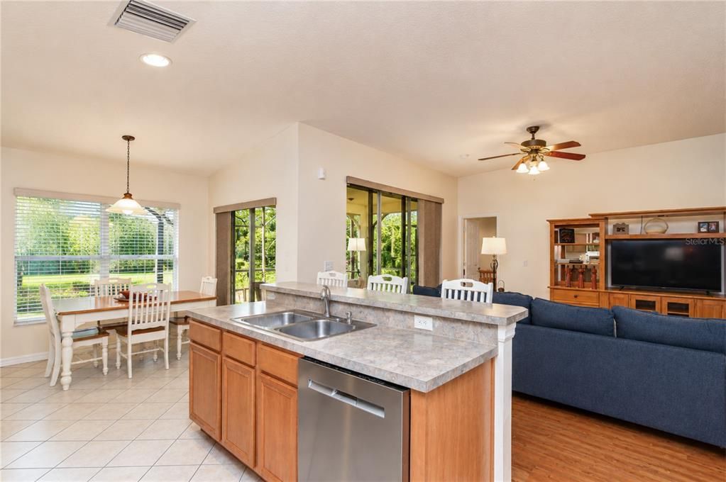 En Venta: $459,000 (4 camas, 2 baños, 2014 Pies cuadrados)