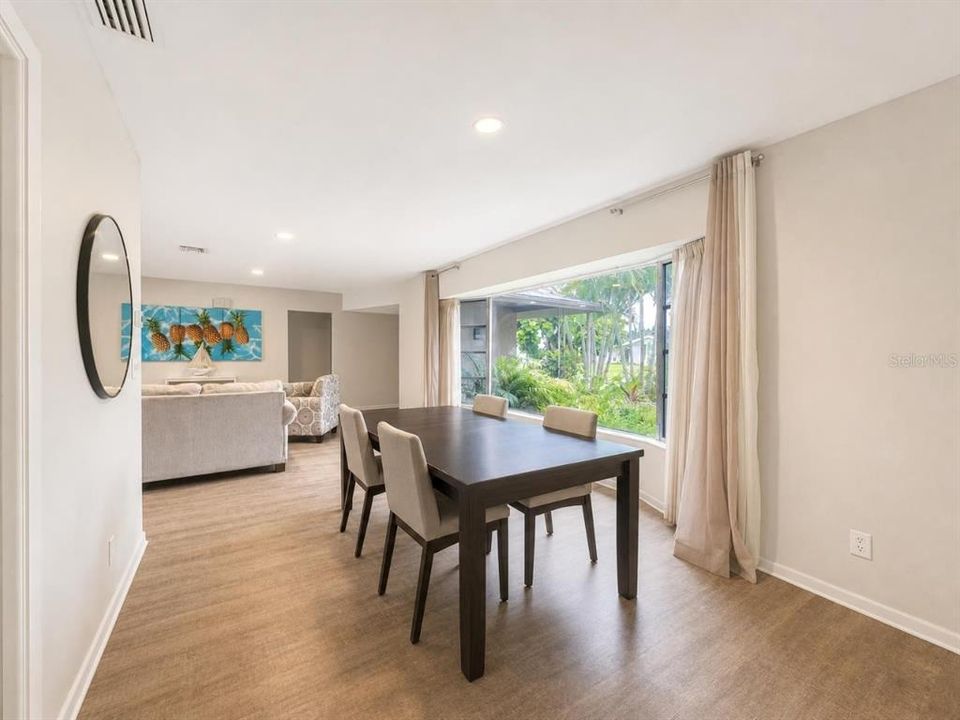 En Venta: $400,000 (3 camas, 3 baños, 1949 Pies cuadrados)