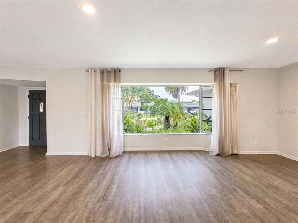 En Venta: $400,000 (3 camas, 3 baños, 1949 Pies cuadrados)