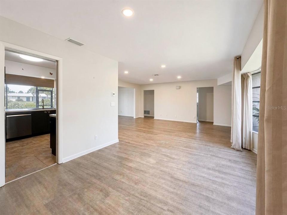 En Venta: $400,000 (3 camas, 3 baños, 1949 Pies cuadrados)