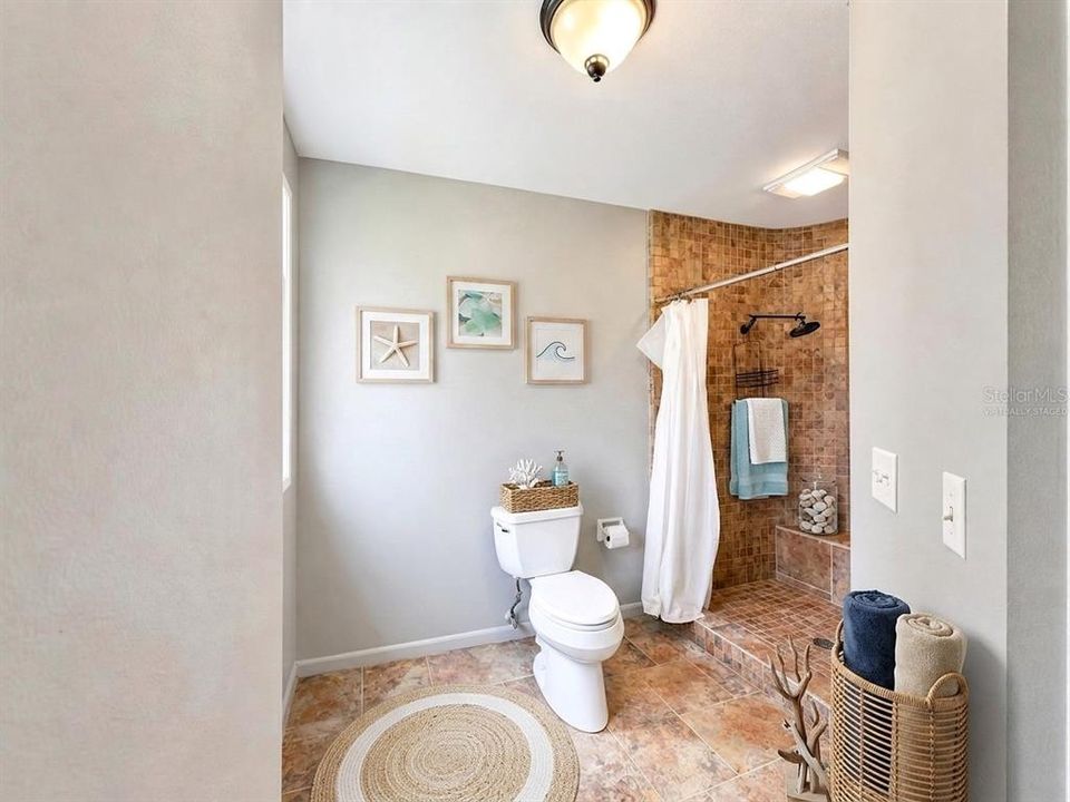 En Venta: $400,000 (3 camas, 3 baños, 1949 Pies cuadrados)