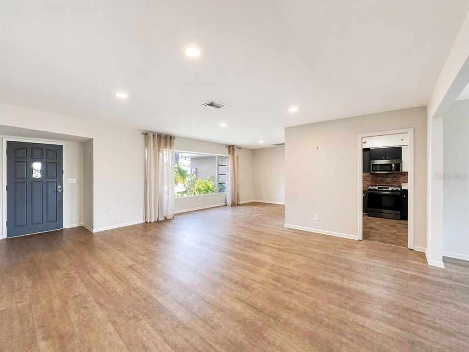 En Venta: $400,000 (3 camas, 3 baños, 1949 Pies cuadrados)