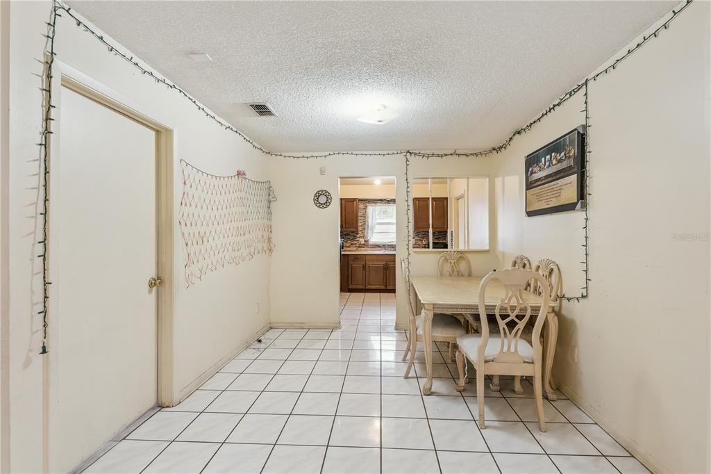 For Sale: $285,900 (3 beds, 2 baths, 1210 Square Feet)