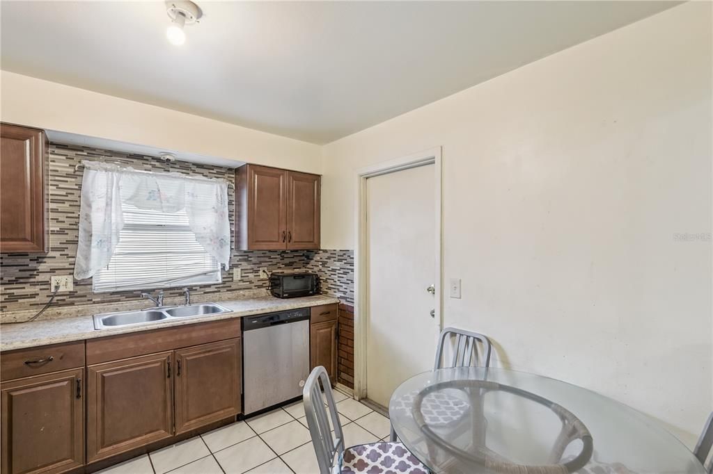 For Sale: $285,900 (3 beds, 2 baths, 1210 Square Feet)