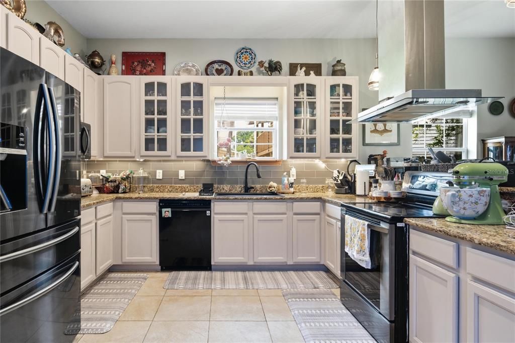 For Sale: $499,999 (4 beds, 2 baths, 2768 Square Feet)