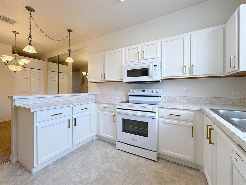 На продажу: $170,000 (2 спален, 2 ванн, 1176 Квадратных фут)