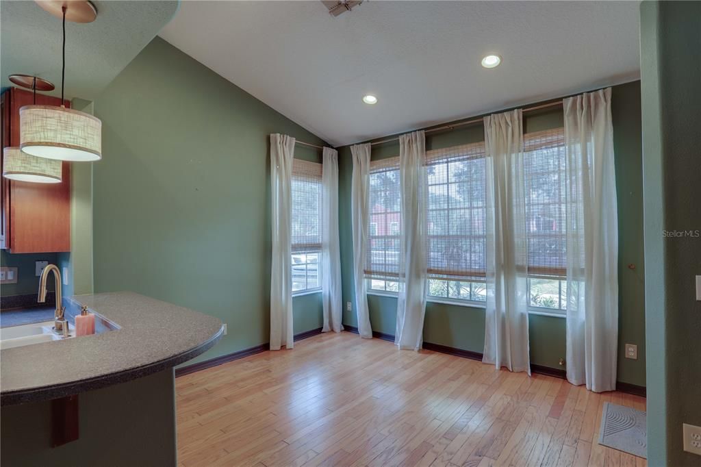 В аренду: $2,095 (2 спален, 1 ванн, 718 Квадратных фут)